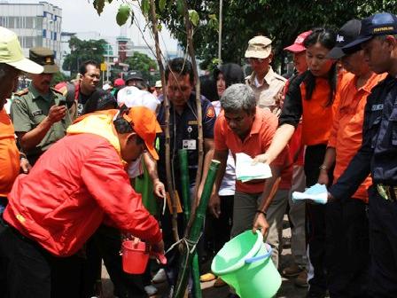 tanam_pohon_jaksel_yossi2.jpg