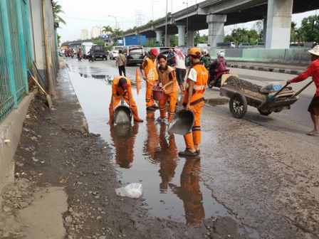 Tali Air di Jl RE Martadinata Dibersihkan