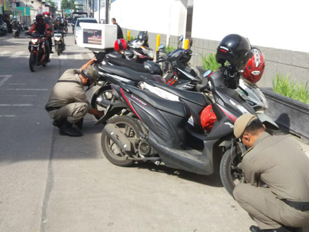 Puluhan Motor di Jl Komando Raya Digembosi Satpol PP