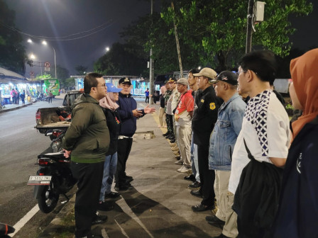 Personel Gabungan Lakukan OTT Pembuang Sampah di Kolong FO Pasar Rebo