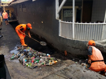 Petugas PPSU Amgkut Sampah di Saluran Kelurahan Kali Anyar