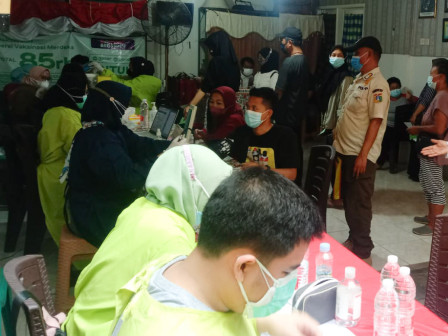 Warga Antusias Dapatkan Vaksin Booster di RW 11 Rawa Buaya 