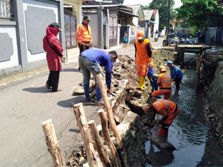 Satpel SDA Kecamatan Jagakarsa Perbaiki Turap Saluran PHB Gudang Baru