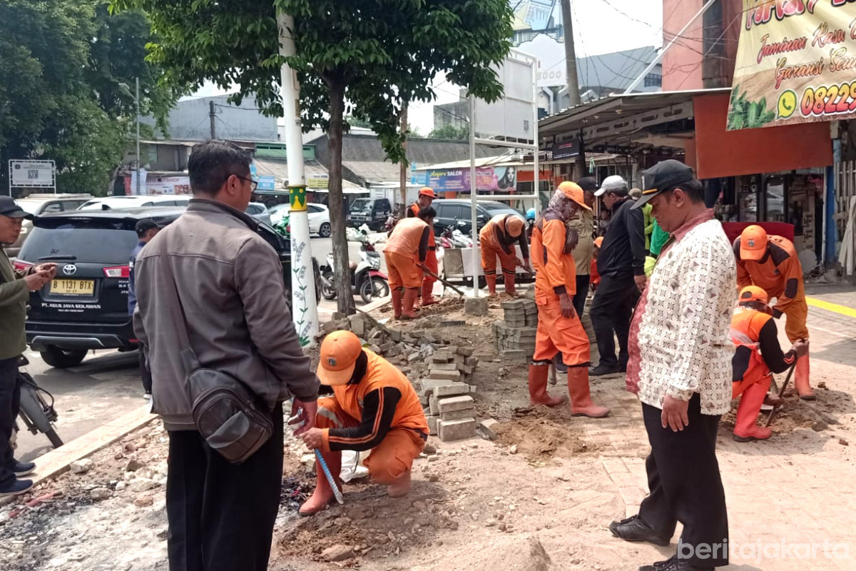 https://multimedia.beritajakarta.id/photo/2014_508c75c8507a2ae5223dfd2faeb98122/Penataan Trotoar Jalan Srengseng Raya
