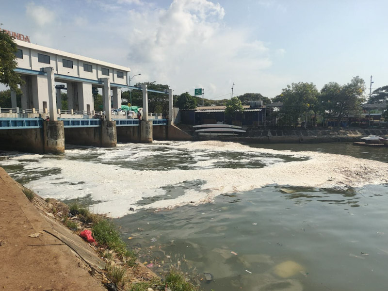 Dinas Lingkungan Hidup Tindaklanjuti Busa di Hilir BKT 