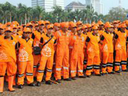 Puluhan PPSU Bongkar Lokbin Pasar Minggu