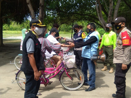 Monitoring Prokes, FKDM Kelurahan Pulau Panggang Bagi-Bagi Masker Gratis