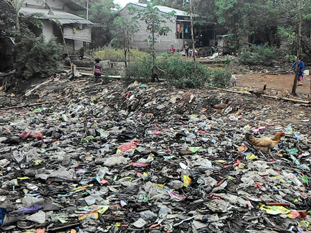 Banyak Belatung, Warga Ciracas Dikeluhkan Gunungan Sampah