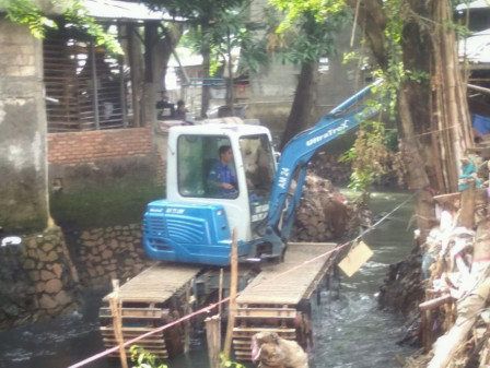 Sudin SDA Jaksel Keruk Lumpur Kali Mampang Segmen Pasar Jagal