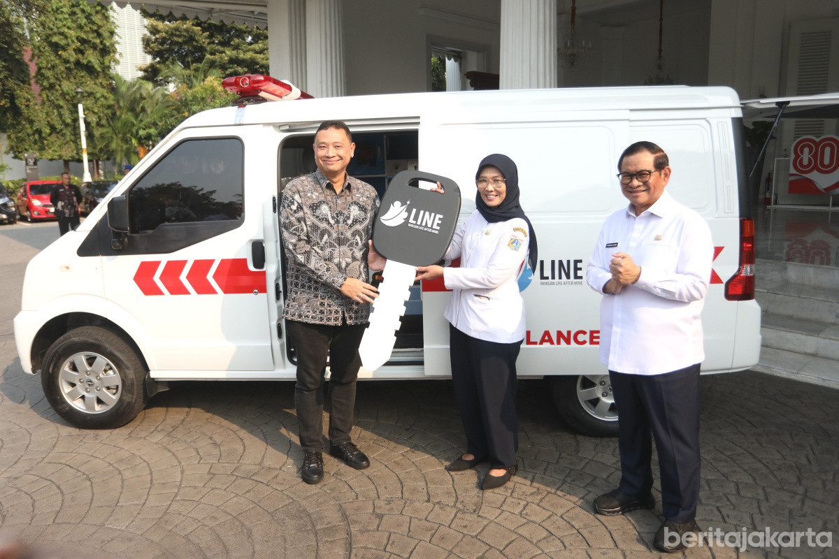 Gubernur DKI Jakarta, Pramono Anung menerima penyerahan ambulans listrik 