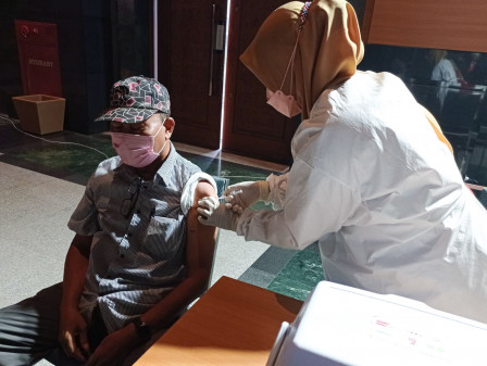 Warga Datangi Serbuan Vaksinasi COVID-19 di Hall Jakarta Islamic Centre 