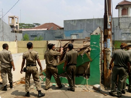 Warung Dan Pos Kamling Di Bintaro Dipindahkan