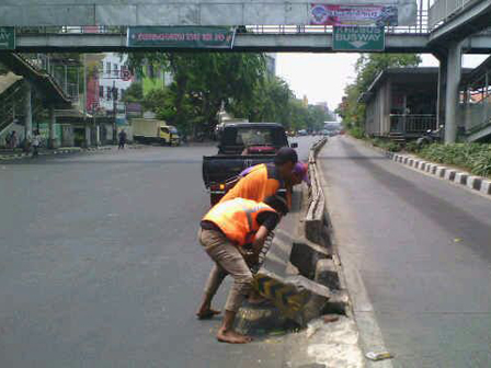  Separator Busway di Jl Kramat Raya Diperbaiki