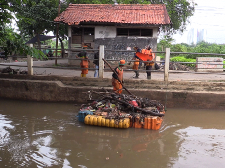 Petugas UPK Badan Air Siaga 24 Jam