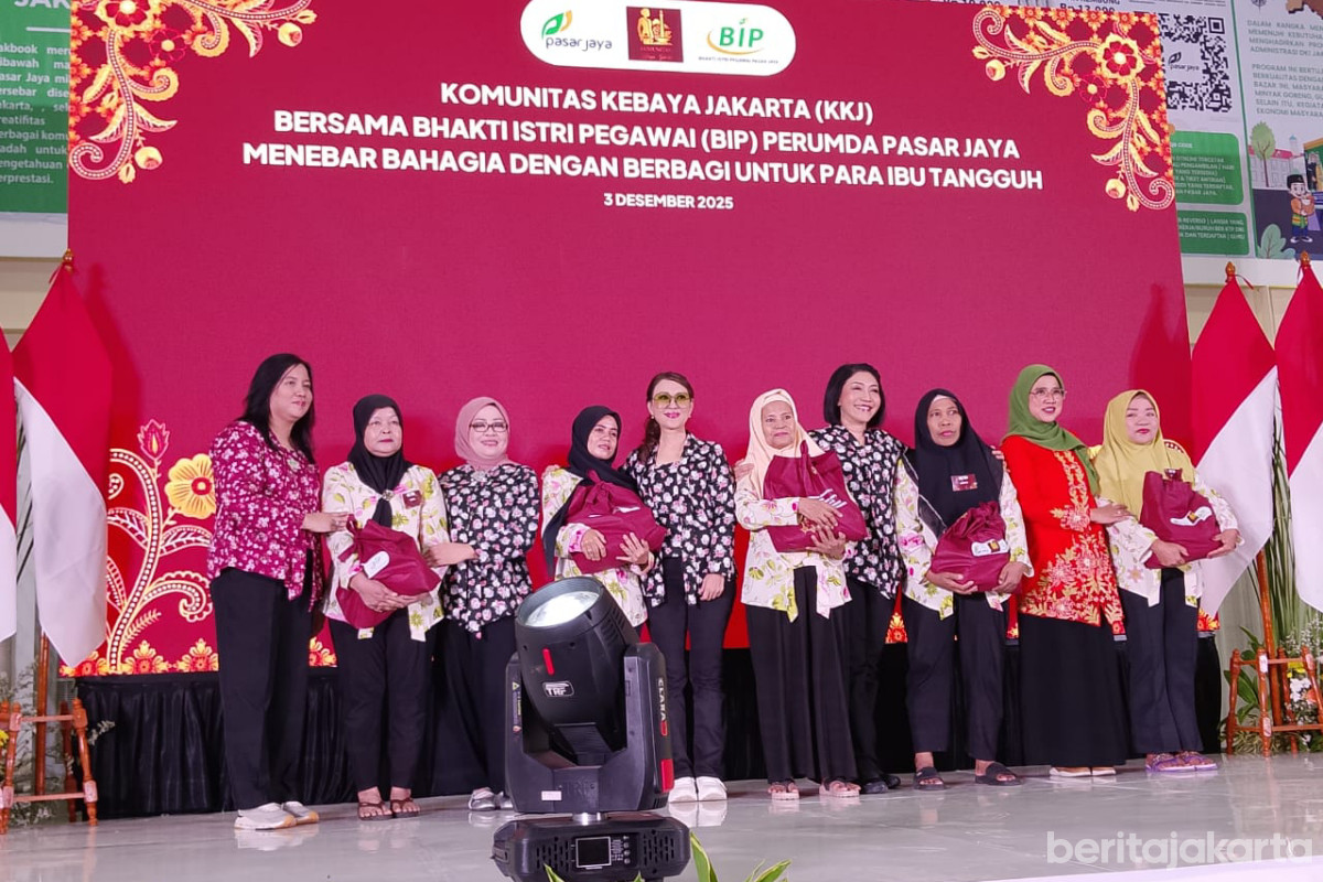 Komunitas Kebaya Jakarta menggelar bakti sosialdi Pasar Induk Kramat Jati