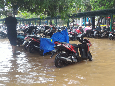  Halaman Belakang Kantor Walkot Jakut Tergenang Setinggi 20 Sentimeter