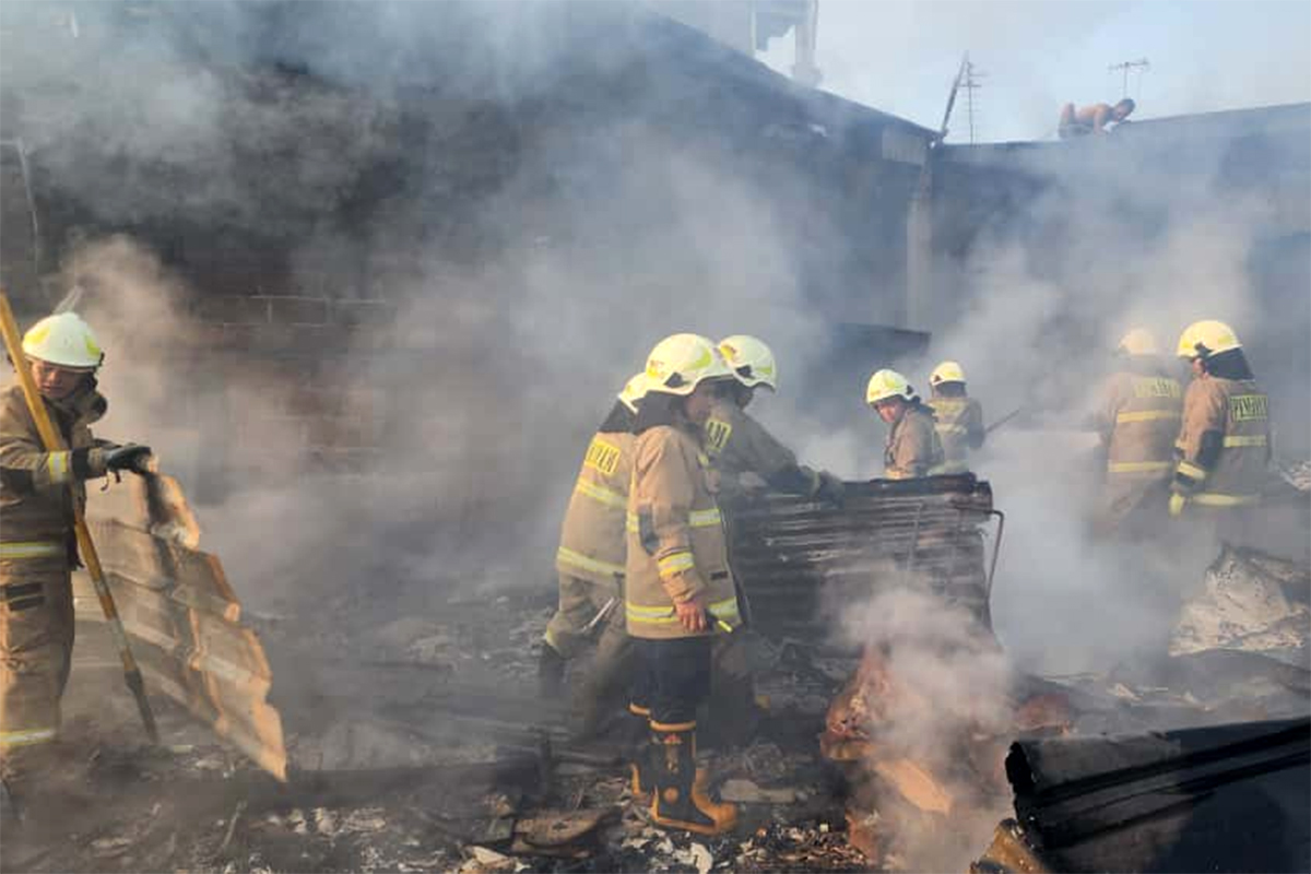 Api membakar membakar lapak barang bekas di Jalan Bojong Sari, RT 02/06, Kelurahan Pondok Kelapa