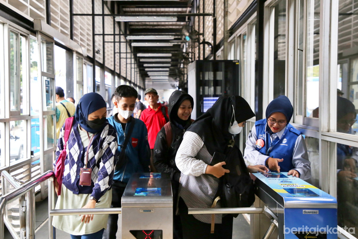 Sejumlah penumpang turun di Halte Tegal Mampang