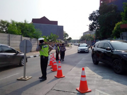 Pemkot Jakbar Lakukan Rekayasa Lalin di Jl Raya Kembangan