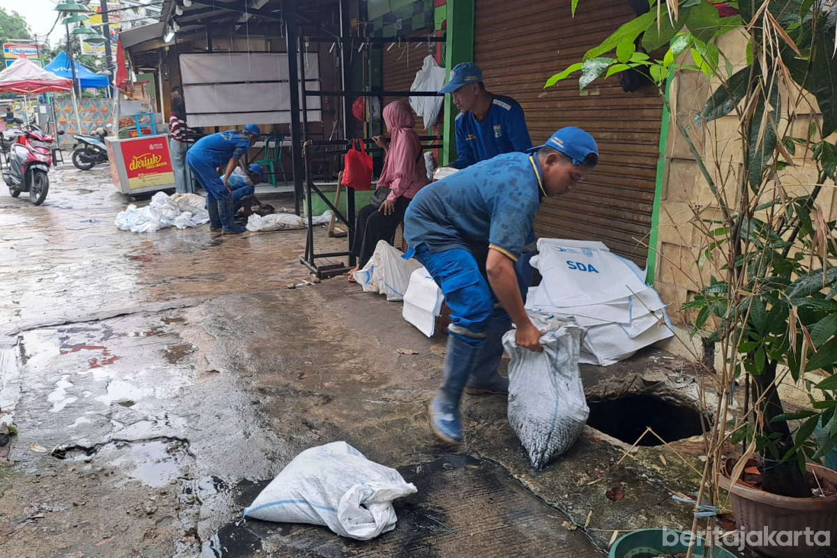 Pasukan Biru Kuras Saluran Air di Kelurahan Jatinegara, Cakung 