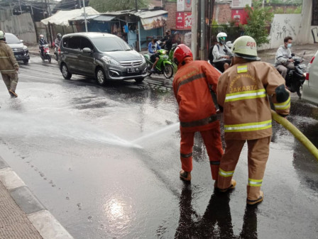 Gulkarmat Jaktim Bersihkan Ceceran Oli di Jl Raya Kalimalang 