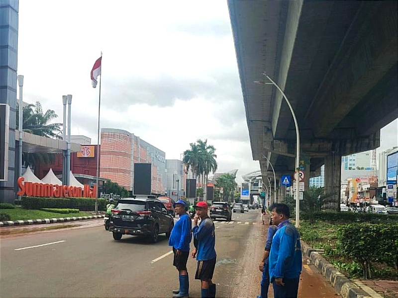 https://multimedia.beritajakarta.id/photo/2014_508c75c8507a2ae5223dfd2faeb98122/Genangan di Kawasan Kelapa Gading Berangsur Surut