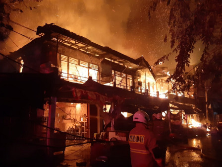 Kebakaran di Jalan Manggar Hanguskan 9 Bangunan Ruko dan Kantor 