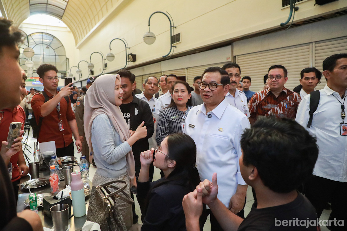 Pramono menyapa pedagang di Blok M