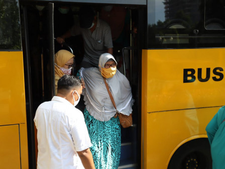 Bus Sekolah Disiagakan Antar Jemput Lansia yang Divaksin di Kantor Wali Kota Jakut 