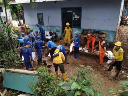  150 Petugas Gabungan Bersihkan Pemukiman Warga RW 04 Pondok Bambu