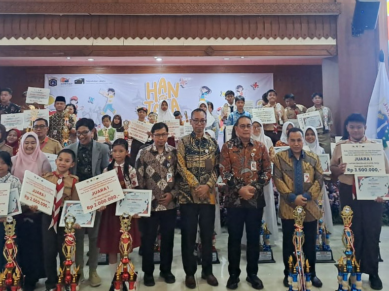 Arifin Serahkan Hadiah Pemenang Hanjaba Kota Jakpus 2025 