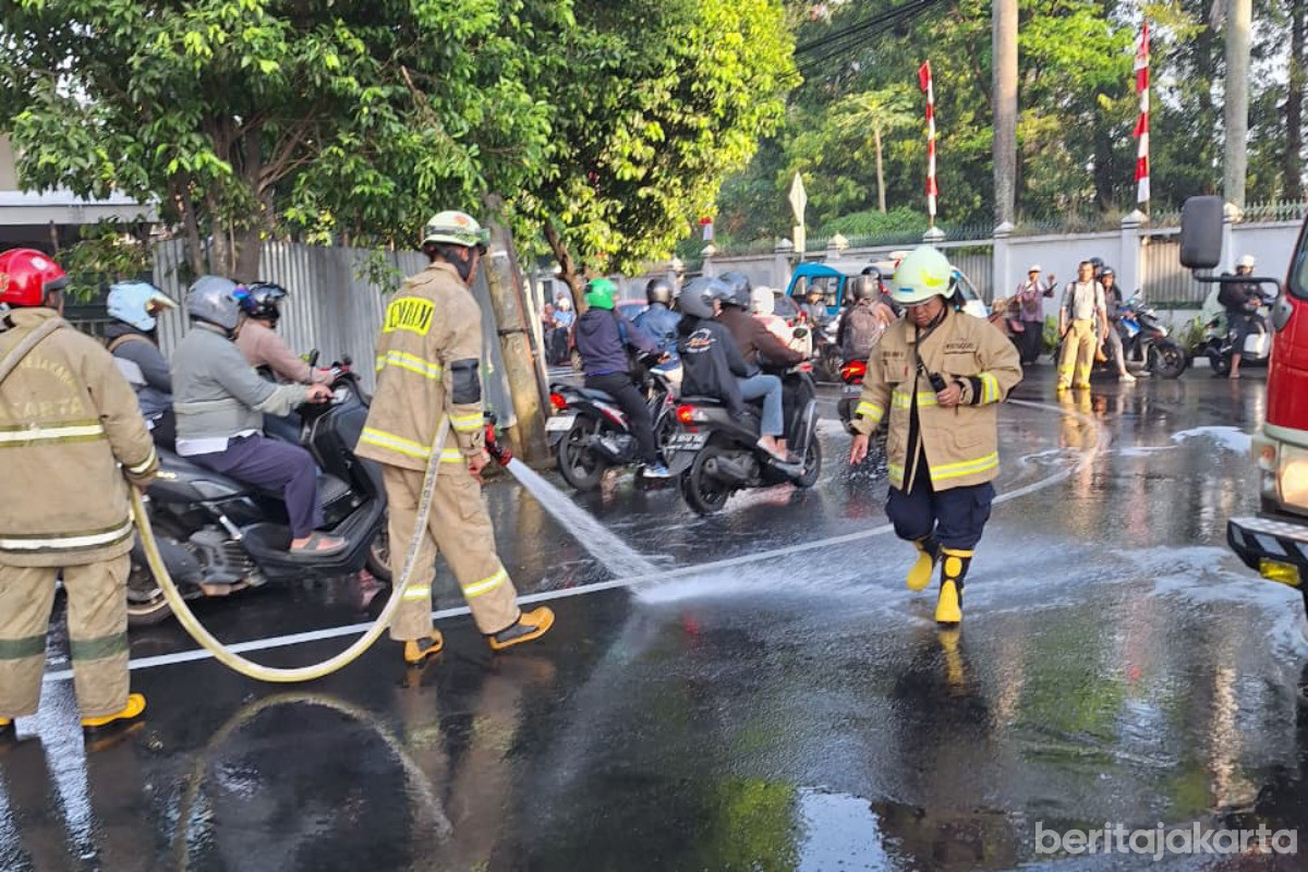 Personel Gulkarmat Jakarta Timur, berhasil menyelesaikan pembersihan ceceran oli
