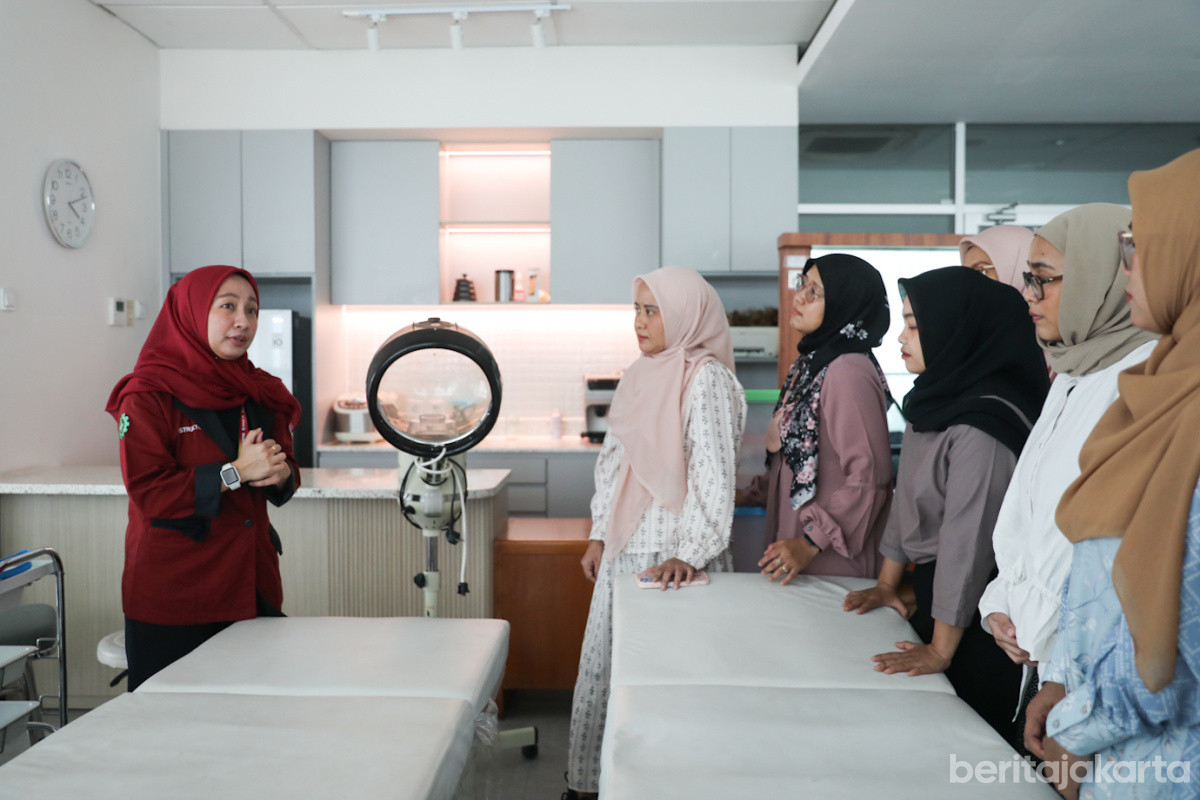 Instruktur pelatihan tata rias mengenalkan alat-alat yang digunakan dalam pelatihan