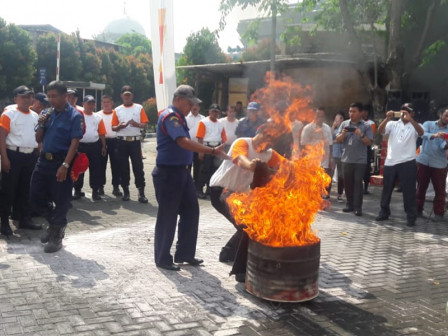  150 Karyawan Pasar Pasar Koja Baru Dilatih Tanggulangi Kebakaran 