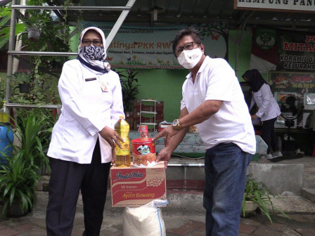 Kelurahan Sunter Jaya Salurkan Bantuan Sembako Bagi Warganya Yang Menjalani Isoman 