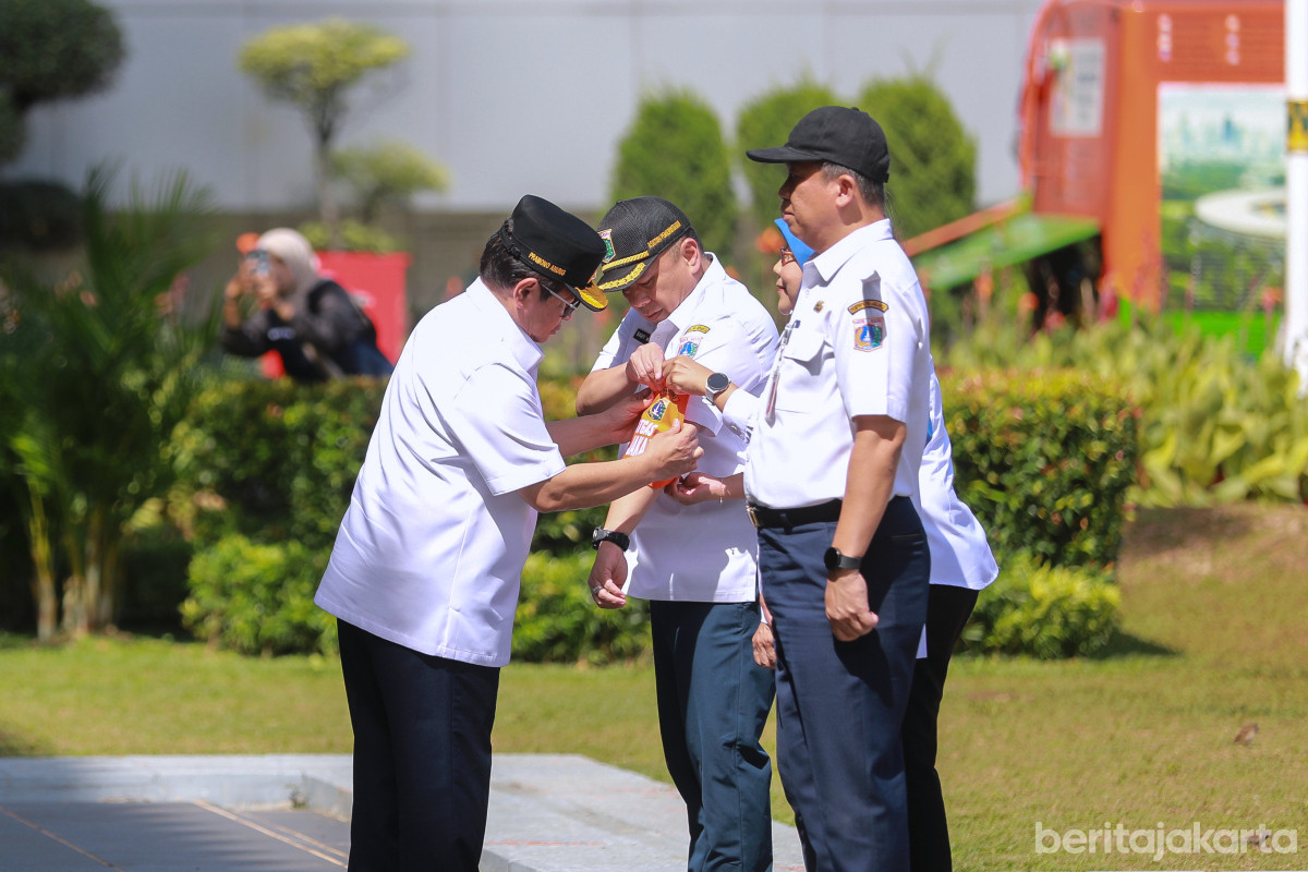 Pramono secara simbolis memasangkan badge Satgas Jaga Jakarta