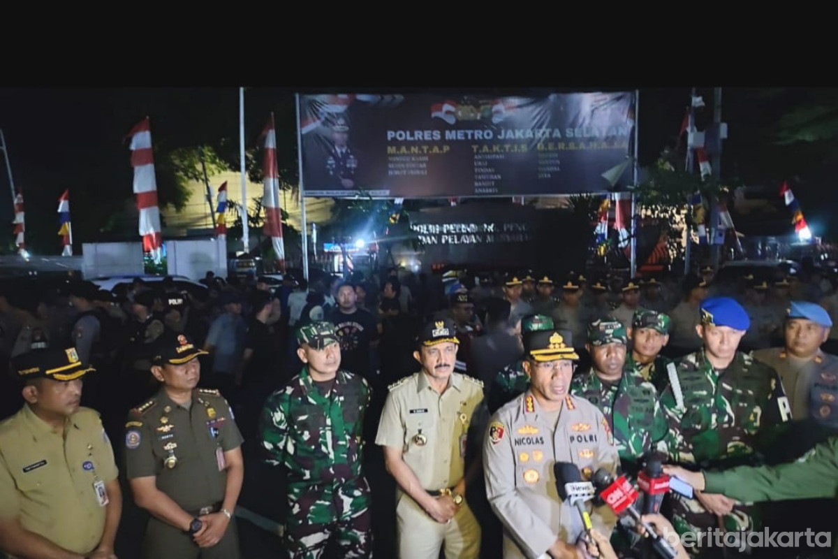 Petugas gabungan patroli skala besar di Jakarta Selatan