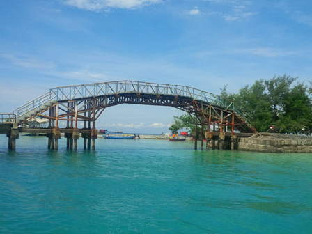 Jembatan Cinta Jadi Favorit Warga Menunggu Buka Puasa