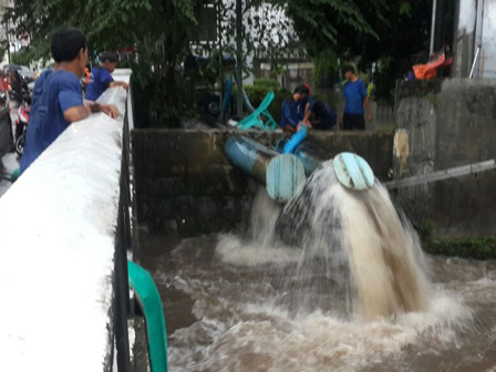 Satgas Tata Air Atasi Genangan di Jl Kemang Raya