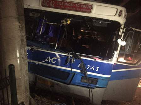 Ugal Ugalan, Bus Kota Tabrak Tiang JPO
