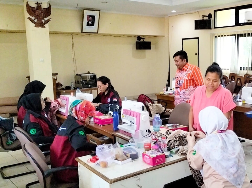 10 Warga Petojo Utara Ikut Pelatihan Tata Busana