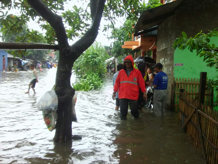  Bantu Warga Korban Banjir Sudin PKP Siapkan 50 Perahu Karet