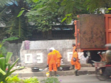 Sudin LH Jakut Kerahkan 150 Personil Angkut Sampah