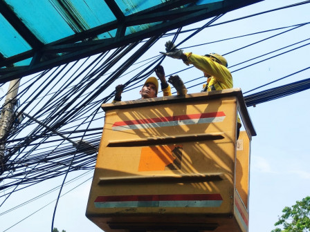 Kabel Semerawut di Jalan Dr. Saharjo Dirapihkan