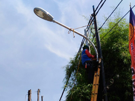  Jaktim Mulai Pasang Lampu di Jl Inspeksi Kalimalang