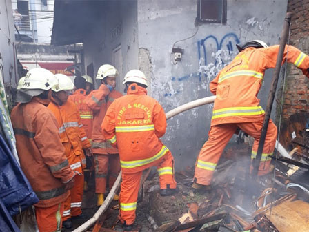  Kebakaran Tumpukan Kayu di Kenari Berhasil Dipadamkan 