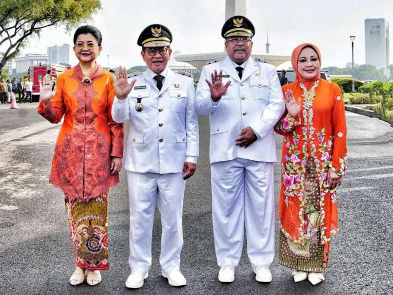 Pramono-Rano Foto Bersama Pasangan di Kawasan Monas Sebelum Pelantikan 