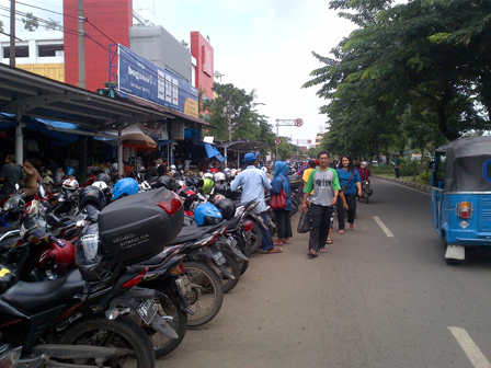 Warga Keluhkan Parkir di Pasar Tomang Barat