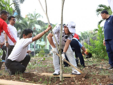  10 Pohon Kamboja Ditanam di Lahan Kosong Gedung Mitra Praja