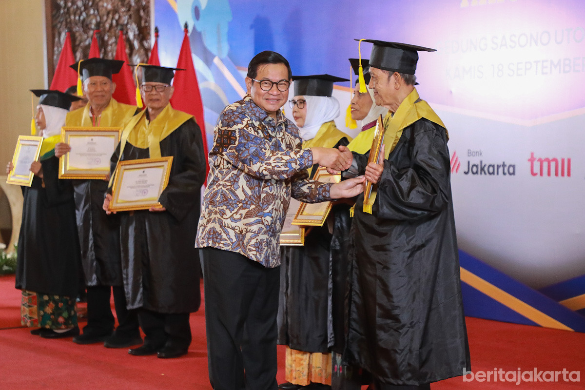 Pramono saat menghadiri acara wisuda akbar Sekolah Lansia Senior School Pintar (SPP) di TMII